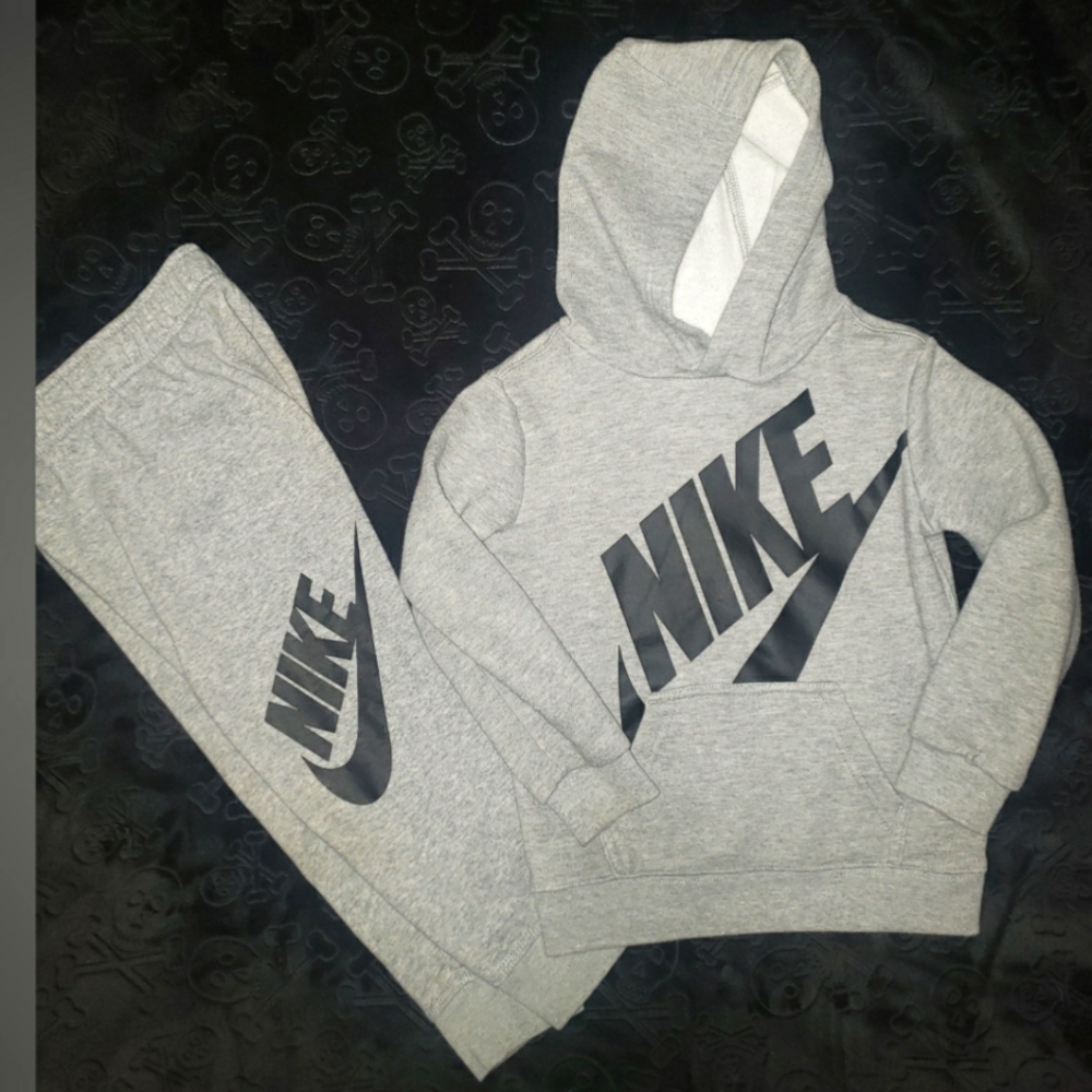 SOLD.      Boys Nike outfit
